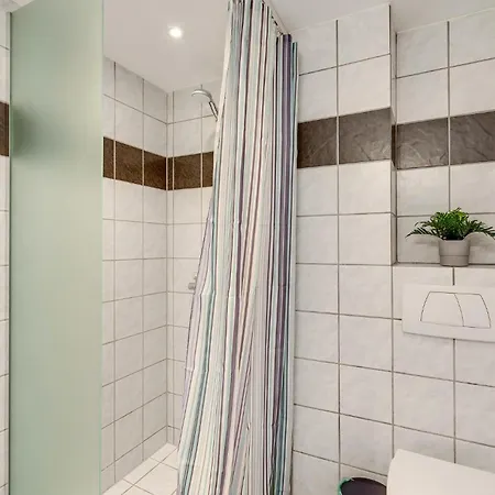 Apartment Bad, Lejl, 72 *